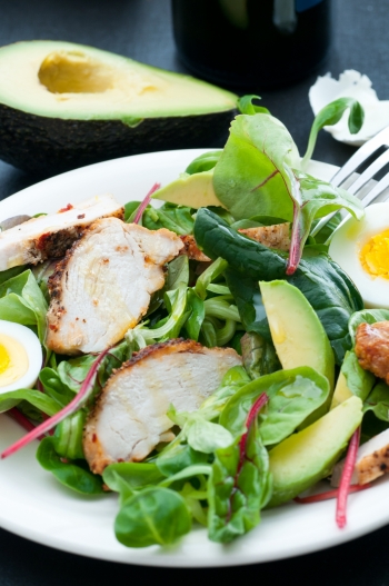 Grilled chicken slices with lettuce, avocado and boiled egg.